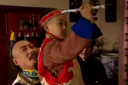 康熙拿出弘历的生辰八字，相士看后：为女必为娼，为男必为皇