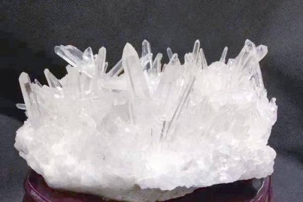 风水挡煞气：水晶这样摆聚福气