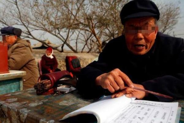 四川算命先生被当街捅死，凶手被捕后大怒：他算得太准，害我10年
