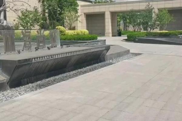 小区门两侧的房子风水