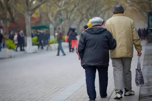 一双儿女不赡养老人，算命先生断定捡来的小儿子会报答老人