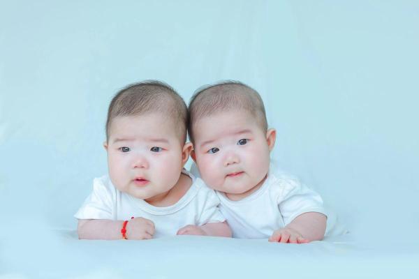 用月份来给双胞胎女宝宝和男宝宝起名的名字有哪些-姓名学-华易网姓名