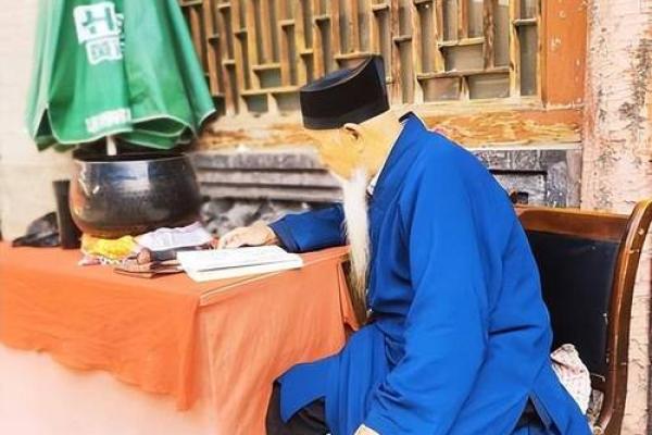 能不能信大街上算命的女人